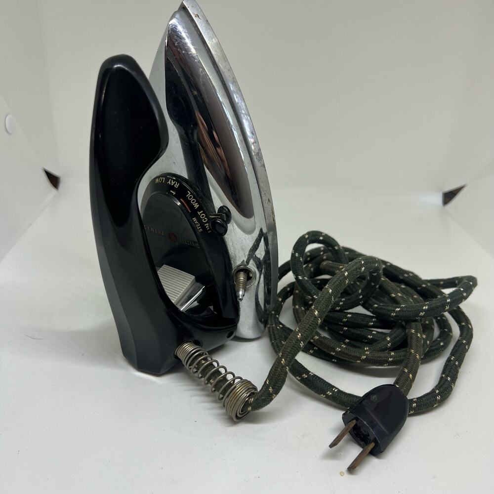 Vintage General Electric travel steam iron model 17F29